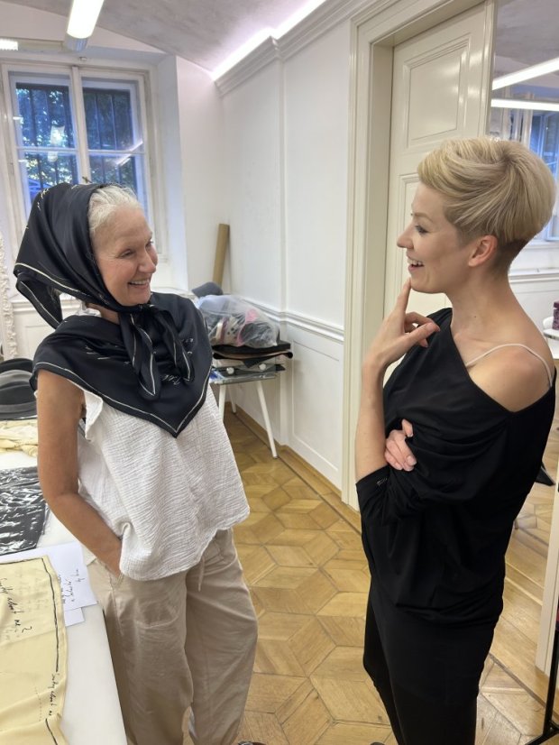 Šátek z pravého hedvábí – NOSIT BÁSNĚ - Černá - Jazyk básně: 🇨🇿 český