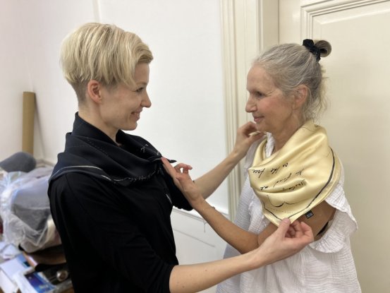 Šátek z pravého hedvábí – NOSIT BÁSNĚ - Bílá