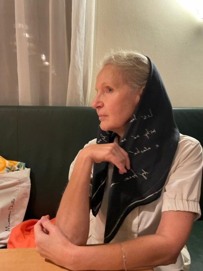 Šátek z pravého hedvábí – NOSIT BÁSNĚ - Černá